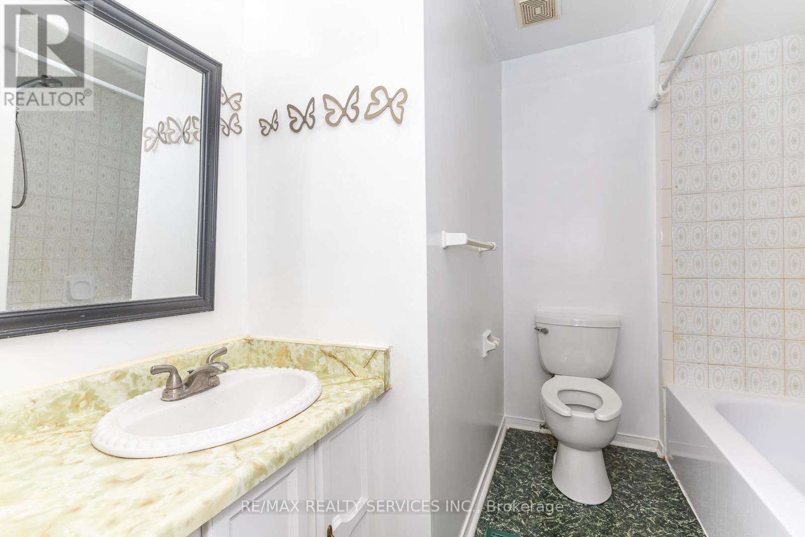 1217 Gloucester Square, Pickering, ON - Indoor Photo Showing Bathroom