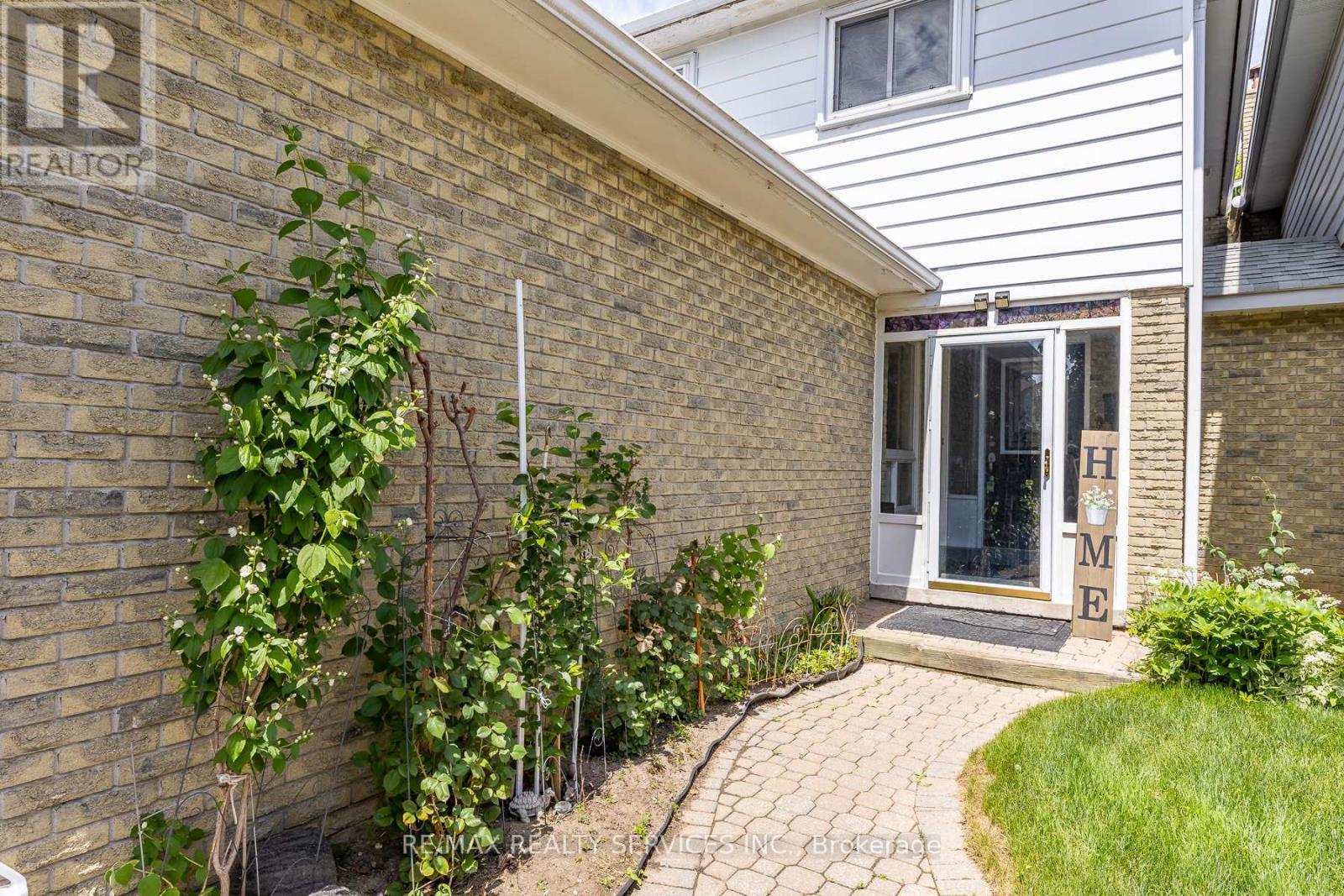 1217 Gloucester Square, Pickering, ON - Outdoor