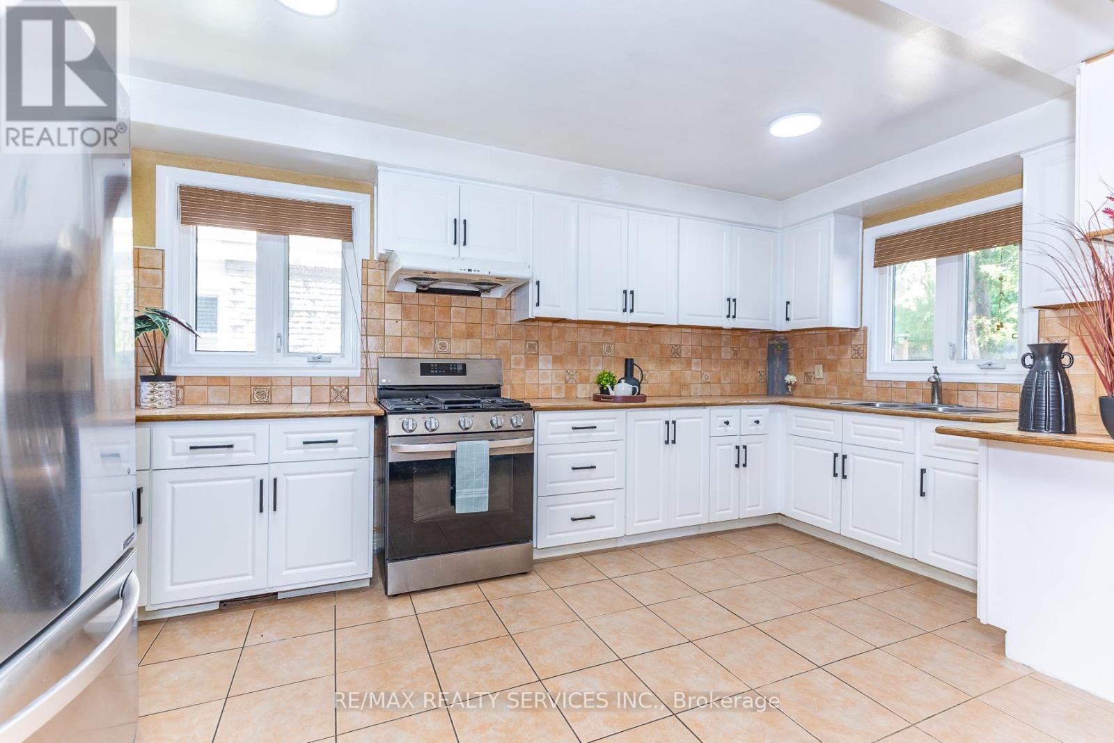 1217 Gloucester Square, Pickering, ON - Indoor Photo Showing Kitchen