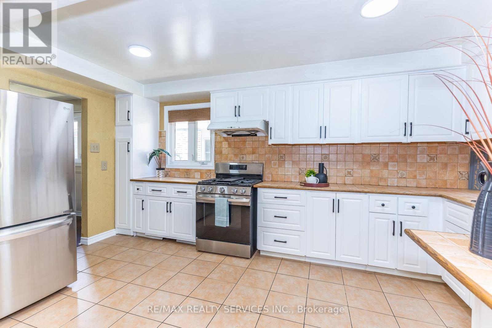 1217 Gloucester Square, Pickering, ON - Indoor Photo Showing Kitchen