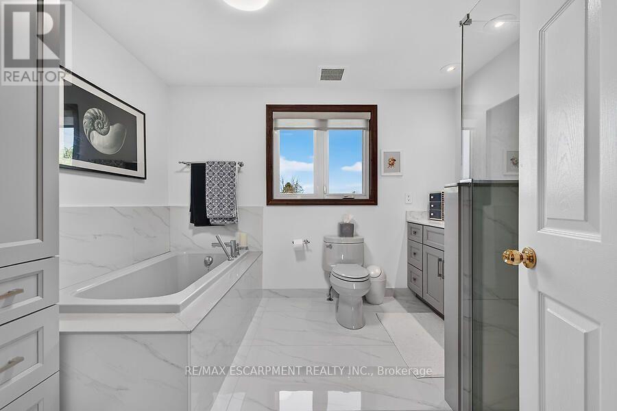 2265 Binbrook Road, Hamilton, ON - Indoor Photo Showing Bathroom
