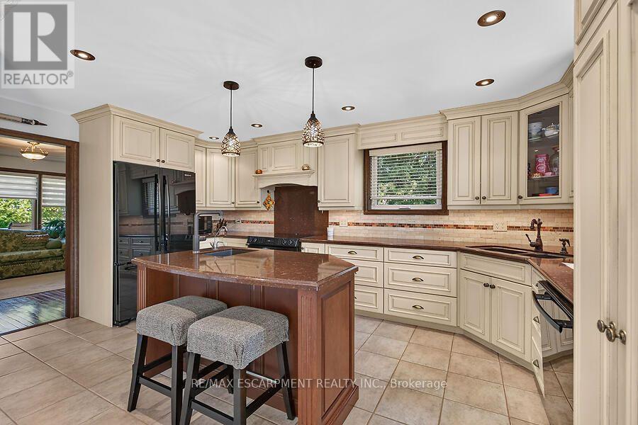2265 Binbrook Road, Hamilton, ON - Indoor Photo Showing Kitchen