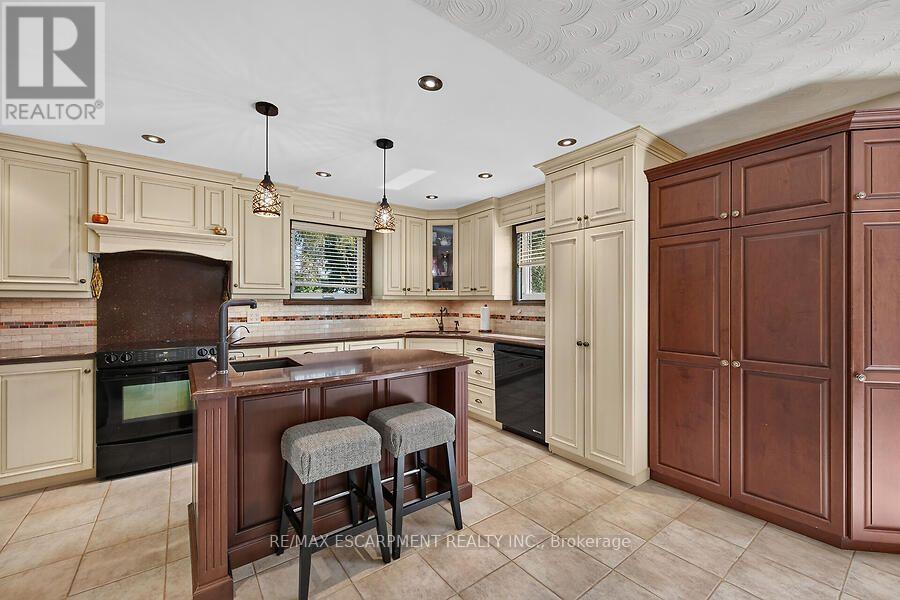 2265 Binbrook Road, Hamilton, ON - Indoor Photo Showing Kitchen
