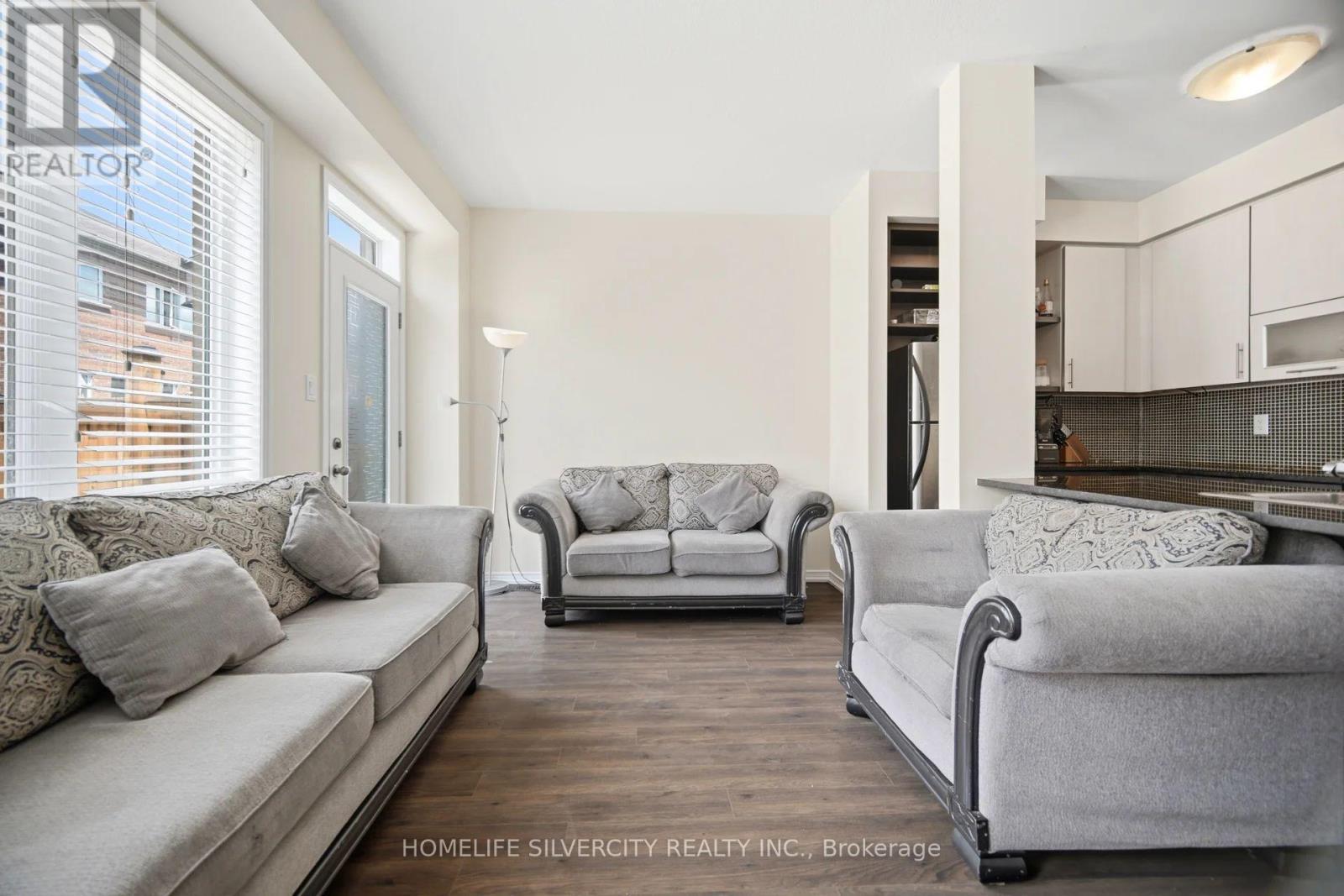 5 Baffin Crescent, Brampton, ON - Indoor Photo Showing Living Room