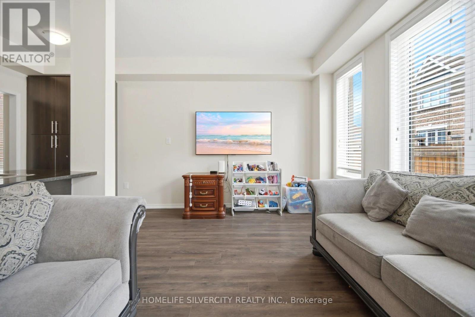 5 Baffin Crescent, Brampton, ON - Indoor Photo Showing Living Room