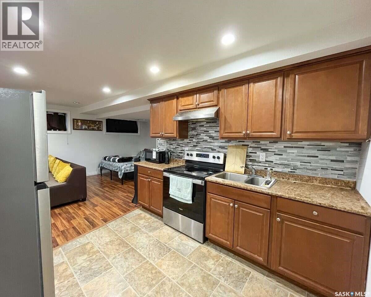 5280 Aerial Crescent, Regina, SK - Indoor Photo Showing Kitchen With Double Sink