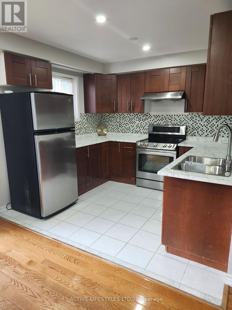 7647 Doverwood Drive, Mississauga, ON - Indoor Photo Showing Kitchen With Double Sink