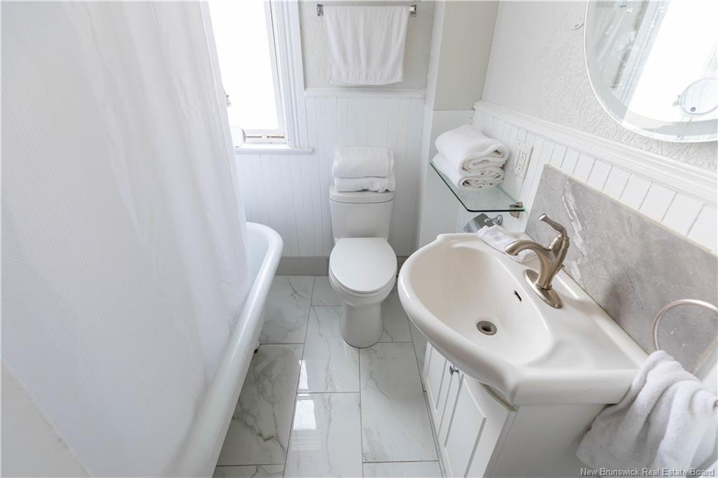 107 Orange St, Saint John, NB - Indoor Photo Showing Bathroom