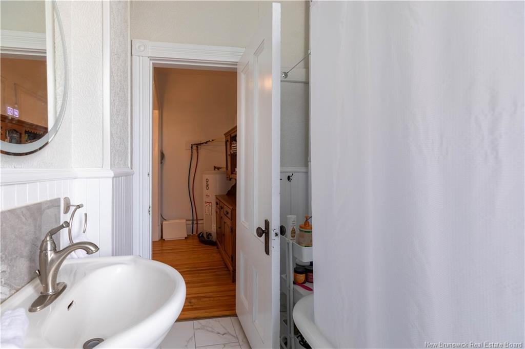 107 Orange St, Saint John, NB - Indoor Photo Showing Bathroom