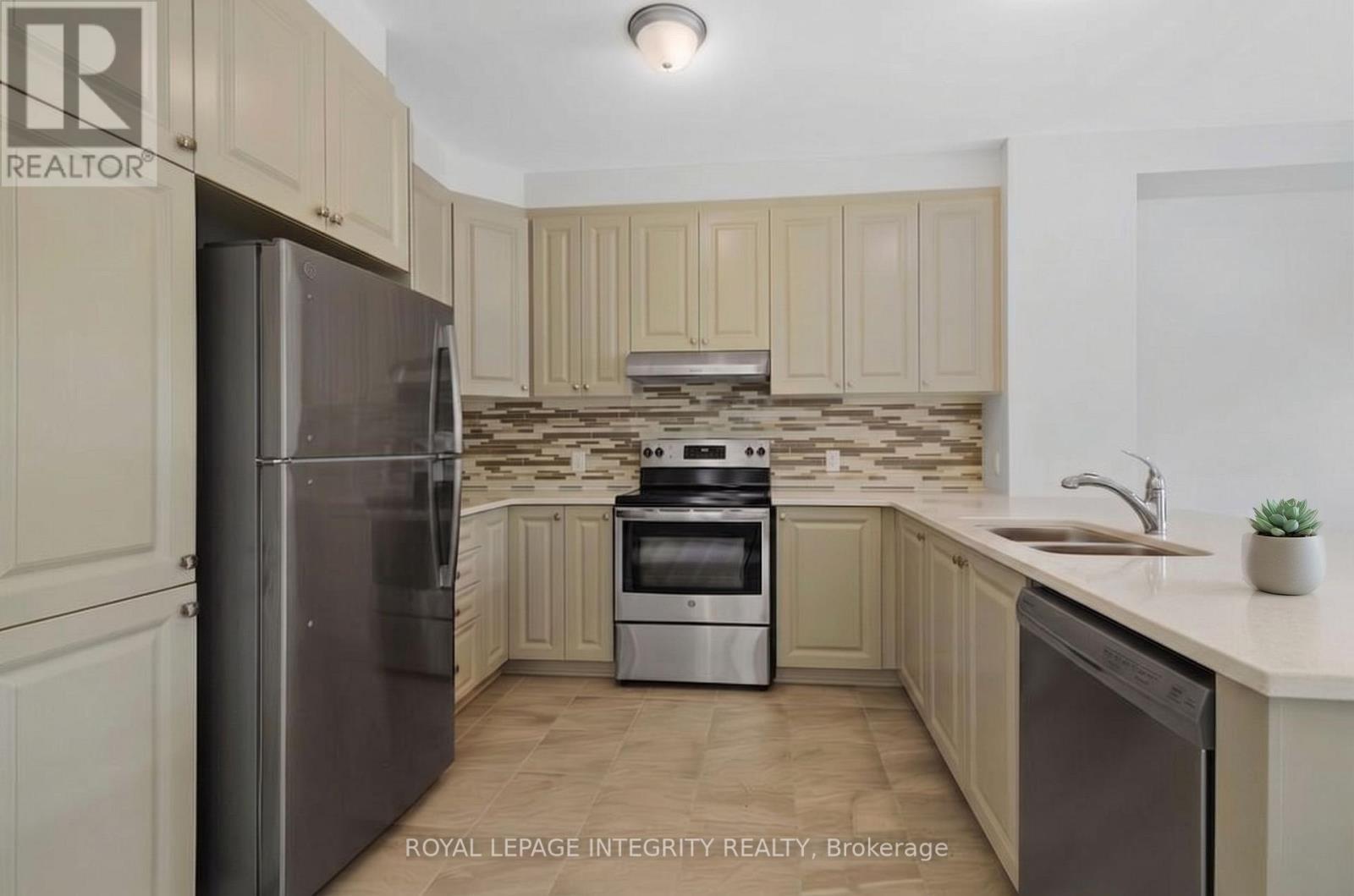 273 Squadron Crescent, Ottawa, ON - Indoor Photo Showing Kitchen With Double Sink With Upgraded Kitchen