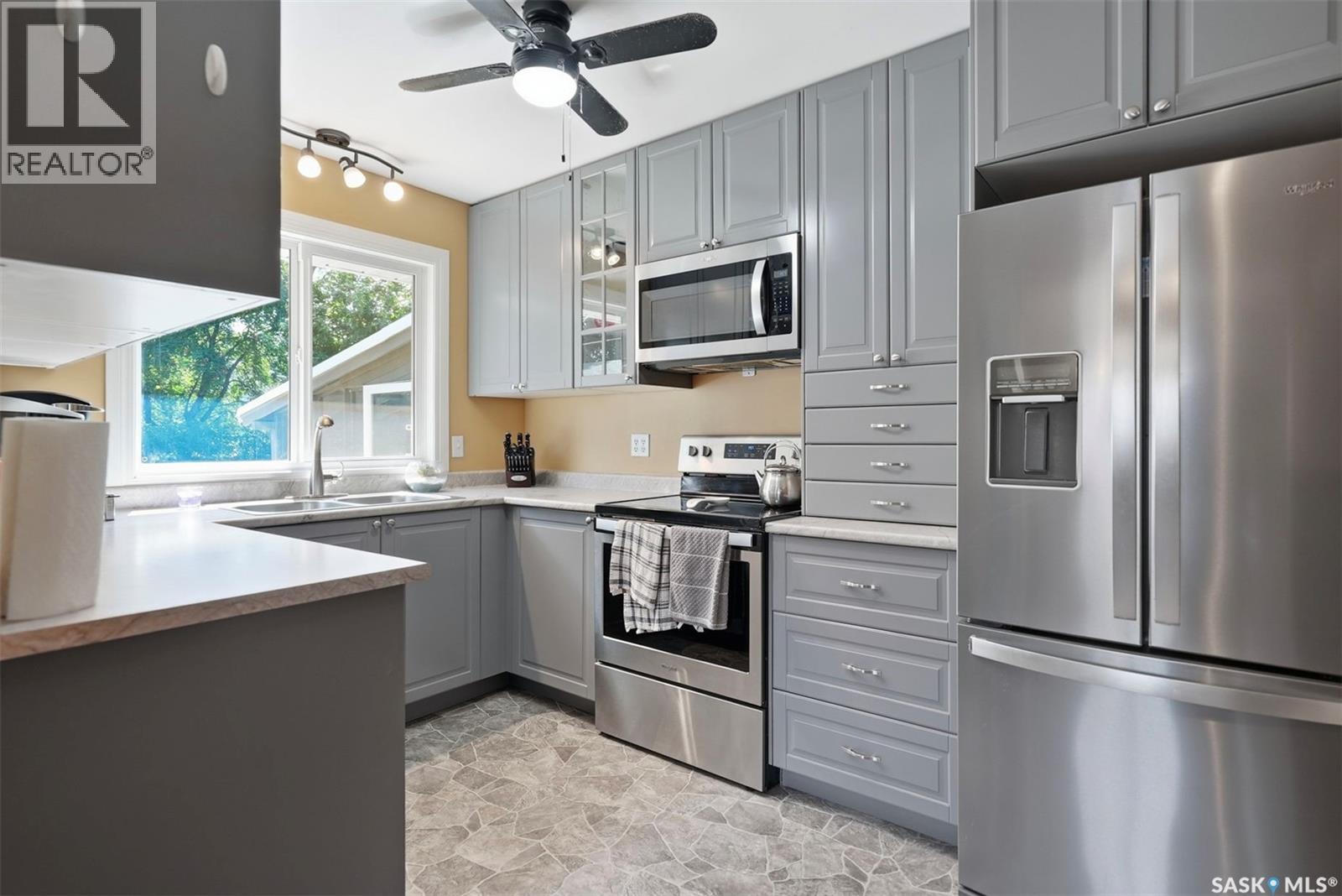 767 22Nd Street E, Prince Albert, SK - Indoor Photo Showing Kitchen