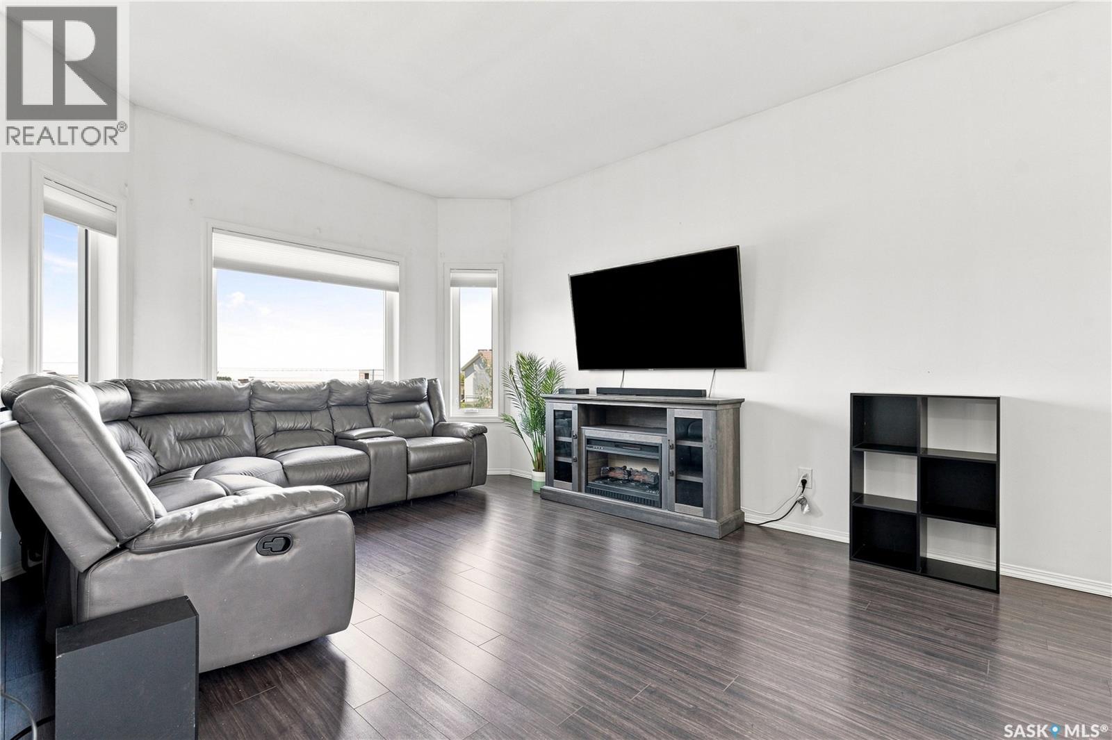 104 Mcdonald Street, Aberdeen, SK - Indoor Photo Showing Living Room