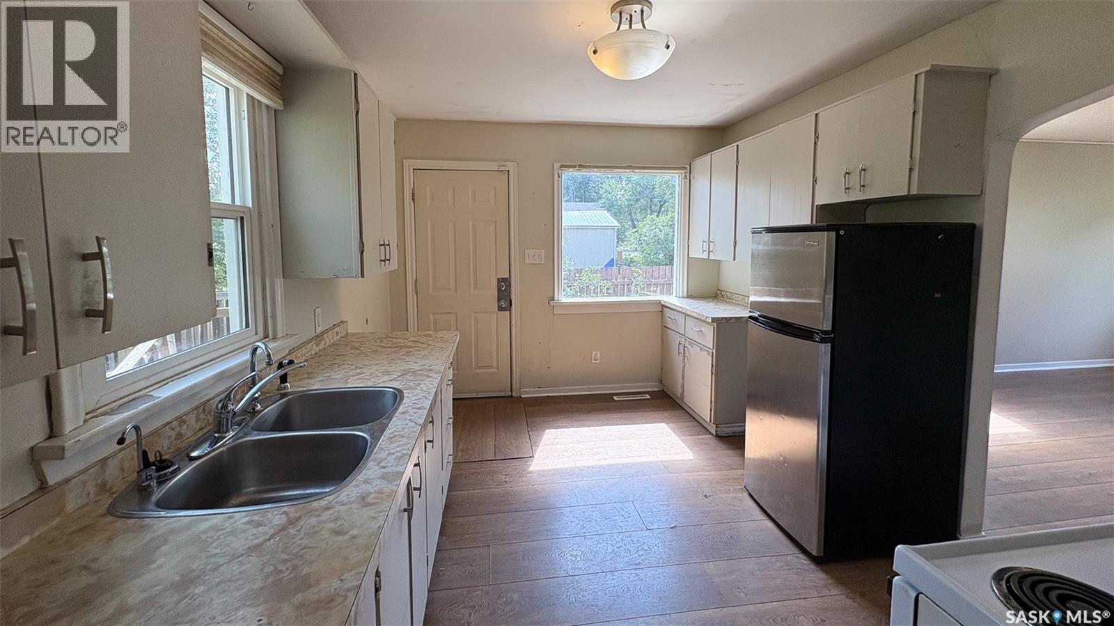 647 Robinson Street, Regina, SK - Indoor Photo Showing Kitchen With Double Sink