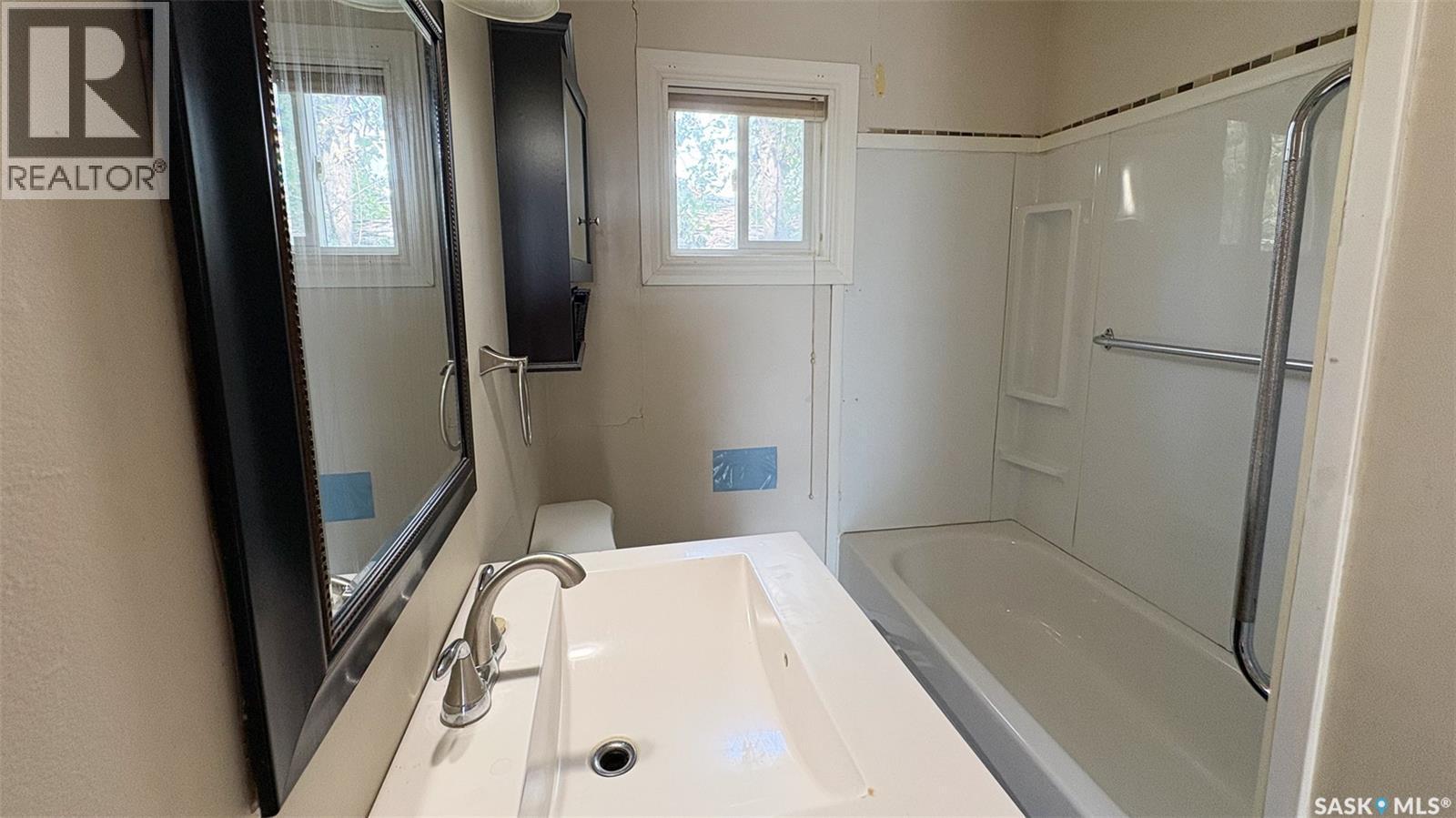 647 Robinson Street, Regina, SK - Indoor Photo Showing Bathroom