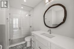 Ensuite bath with tub - 
