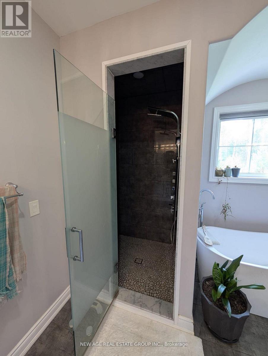 9031 Sideroad 17, Erin, ON - Indoor Photo Showing Bathroom
