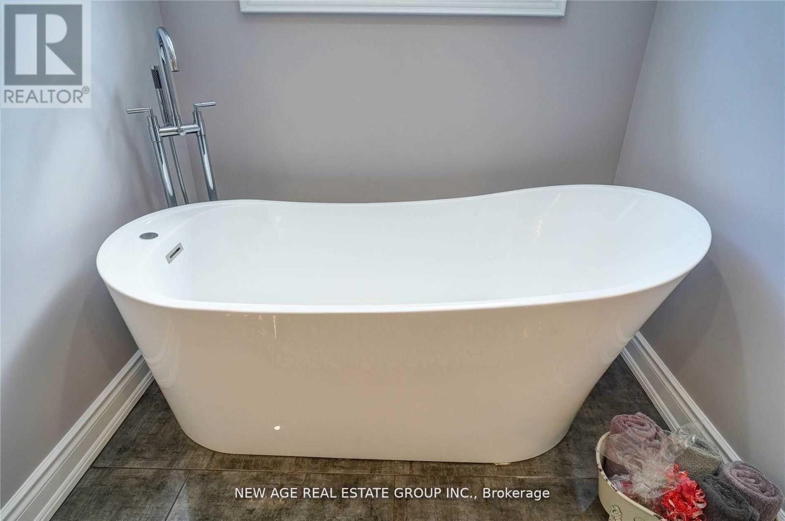 9031 Sideroad 17, Erin, ON - Indoor Photo Showing Bathroom