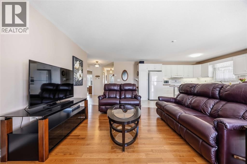 5700 Blackwell Sideroad Unit# 71, Sarnia, ON - Indoor Photo Showing Living Room