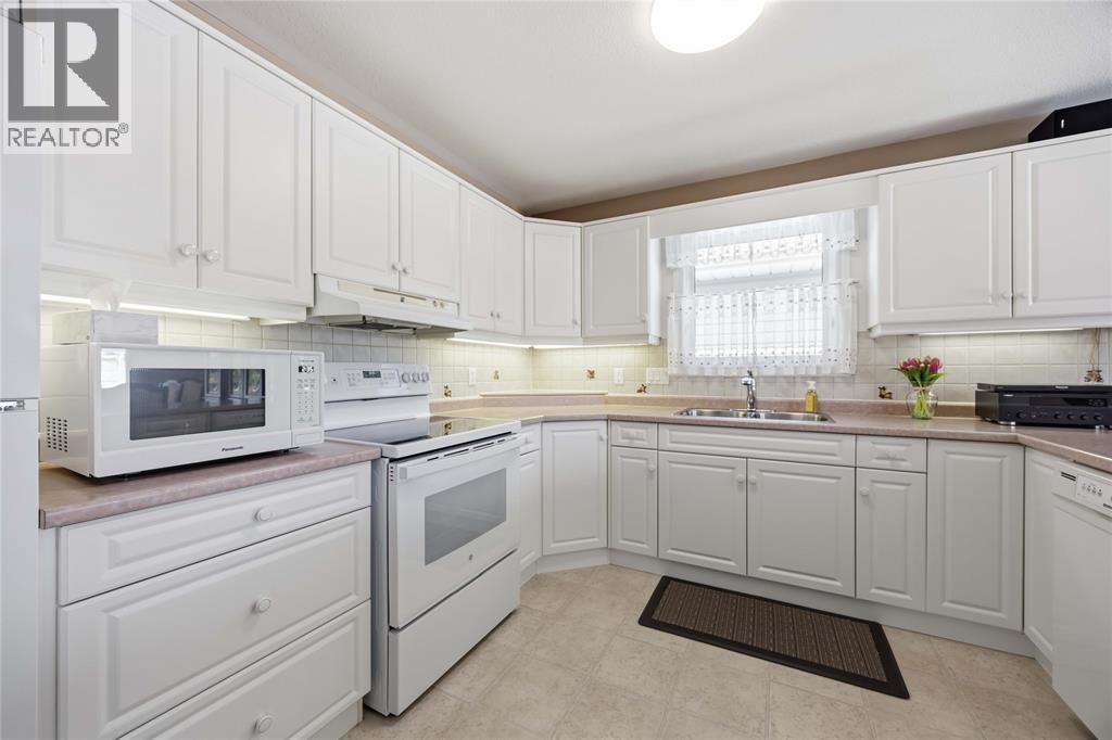 5700 Blackwell Sideroad Unit# 71, Sarnia, ON - Indoor Photo Showing Kitchen With Double Sink