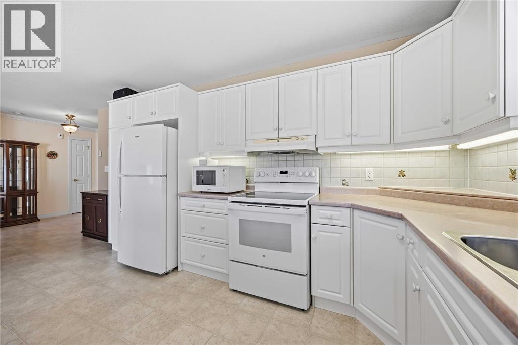 5700 Blackwell Sideroad Unit# 71, Sarnia, ON - Indoor Photo Showing Kitchen