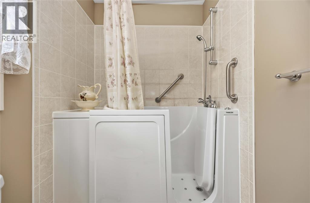 5700 Blackwell Sideroad Unit# 71, Sarnia, ON - Indoor Photo Showing Bathroom