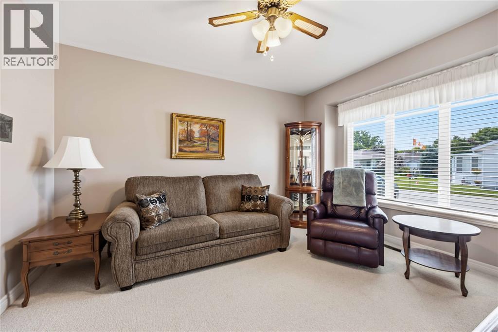 5700 Blackwell Sideroad Unit# 71, Sarnia, ON - Indoor Photo Showing Living Room