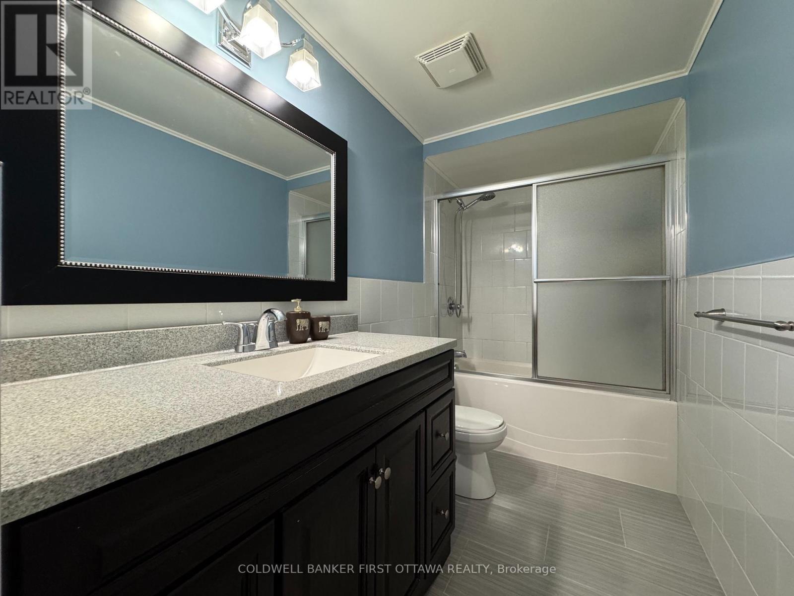 Second floor bathroom - 19C Sonnet Crescent, Ottawa, ON - Indoor Photo Showing Bathroom