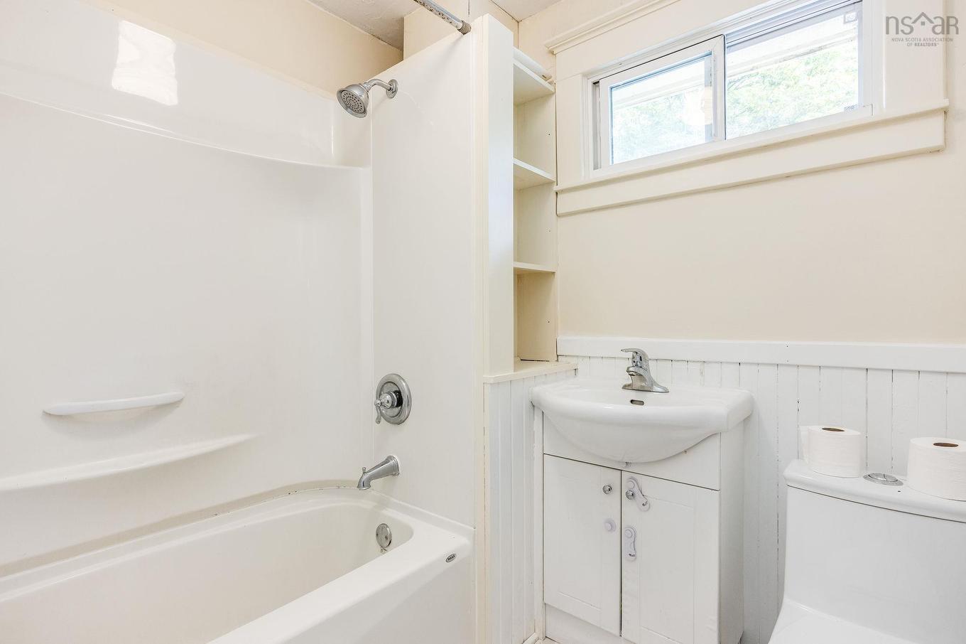 20 Queen Street, Middleton, NS - Indoor Photo Showing Bathroom