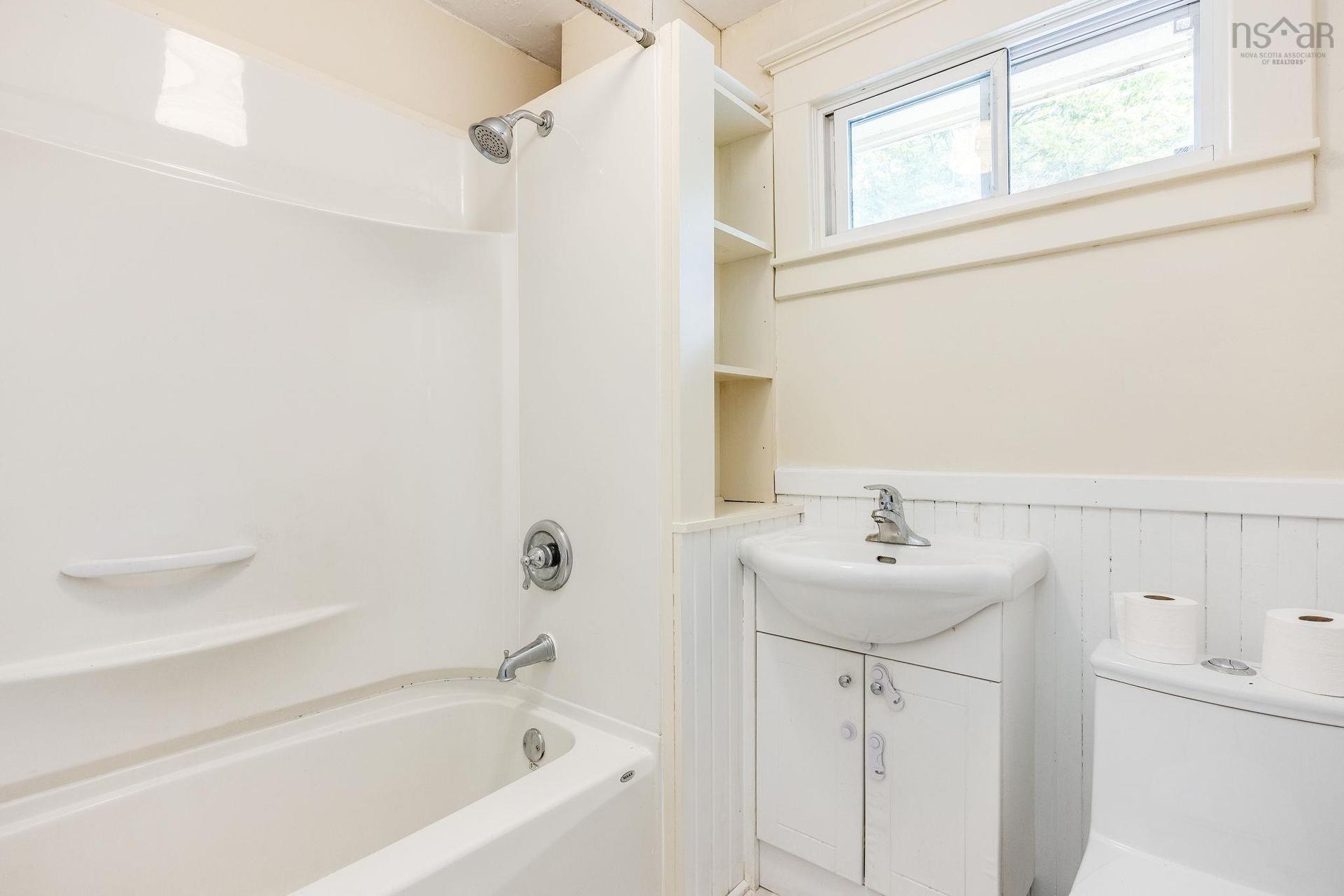 20 Queen Street, Middleton, NS - Indoor Photo Showing Bathroom