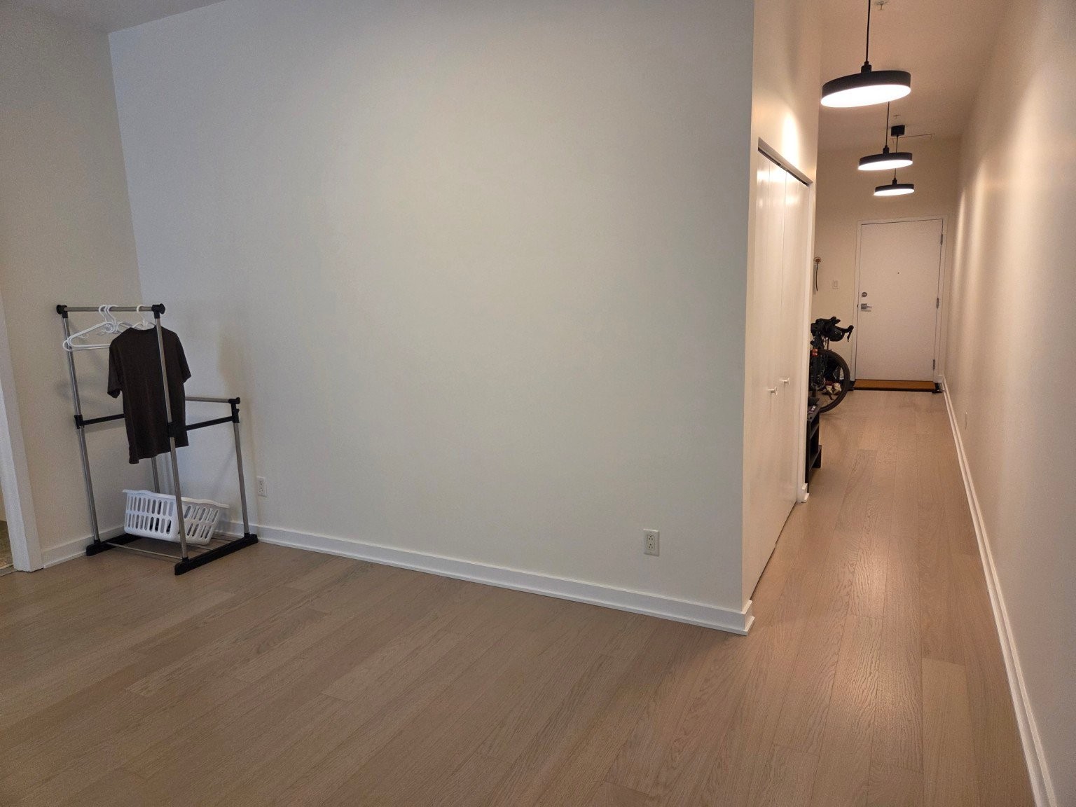 Mud Room - 616-125 Rue Chabanel O., Montréal (Ahuntsic-Cartierville), QC - Indoor Photo Showing Other Room