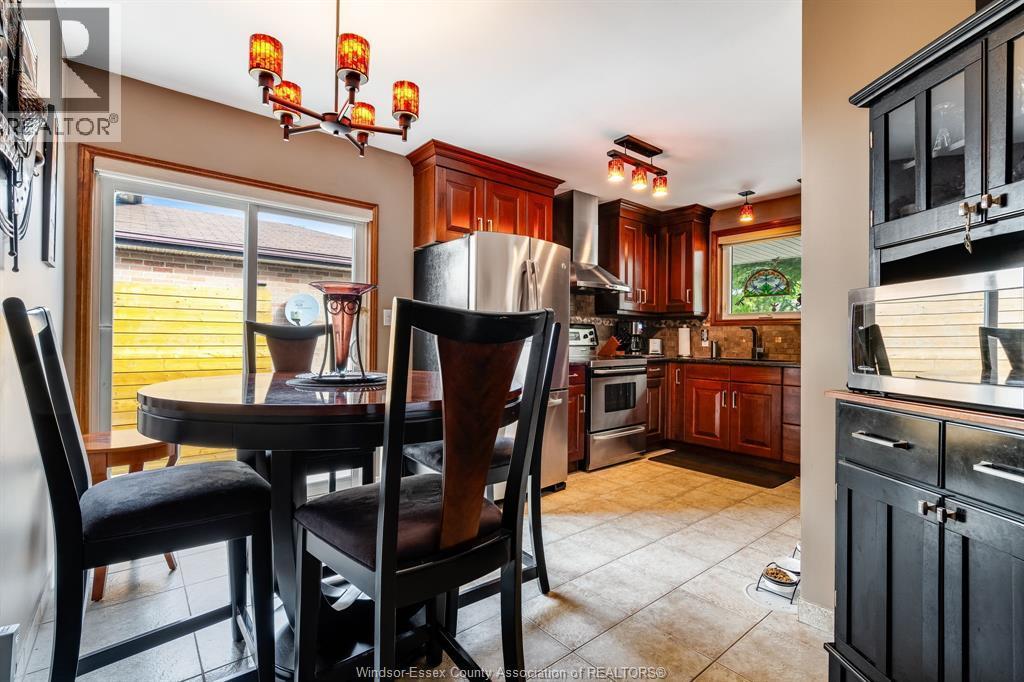 2677 Robert Road, Windsor, ON - Indoor Photo Showing Kitchen