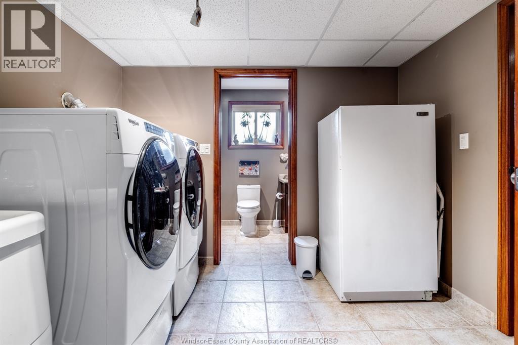 2677 Robert Road, Windsor, ON - Indoor Photo Showing Bathroom