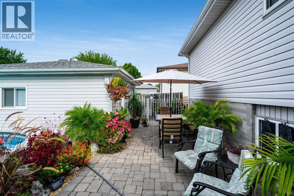2677 Robert Road, Windsor, ON - Outdoor