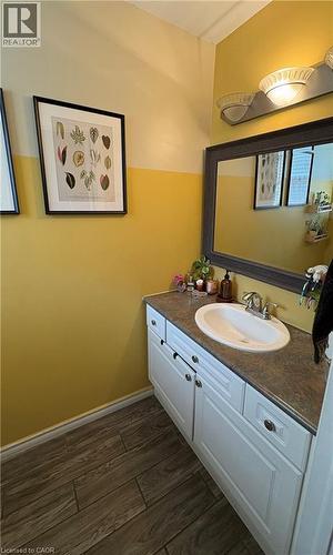 288 Park Row S, Hamilton, ON - Indoor Photo Showing Bathroom