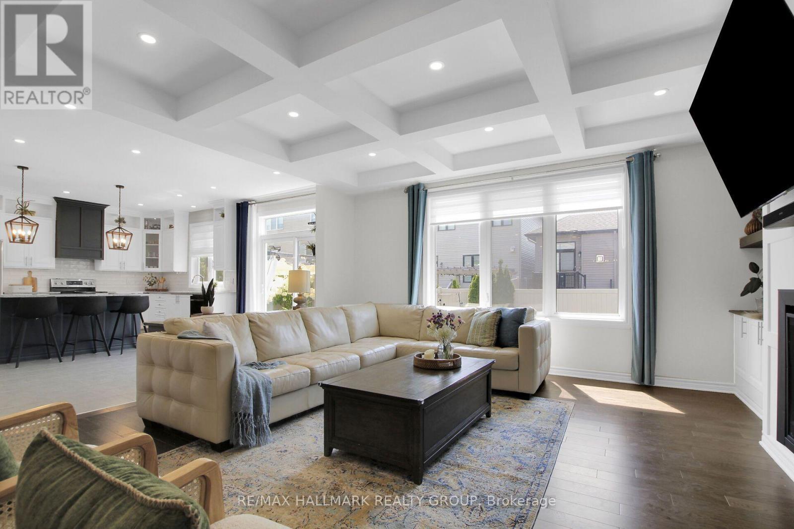 636 Eagle Crest Heights, Ottawa, ON - Indoor Photo Showing Living Room