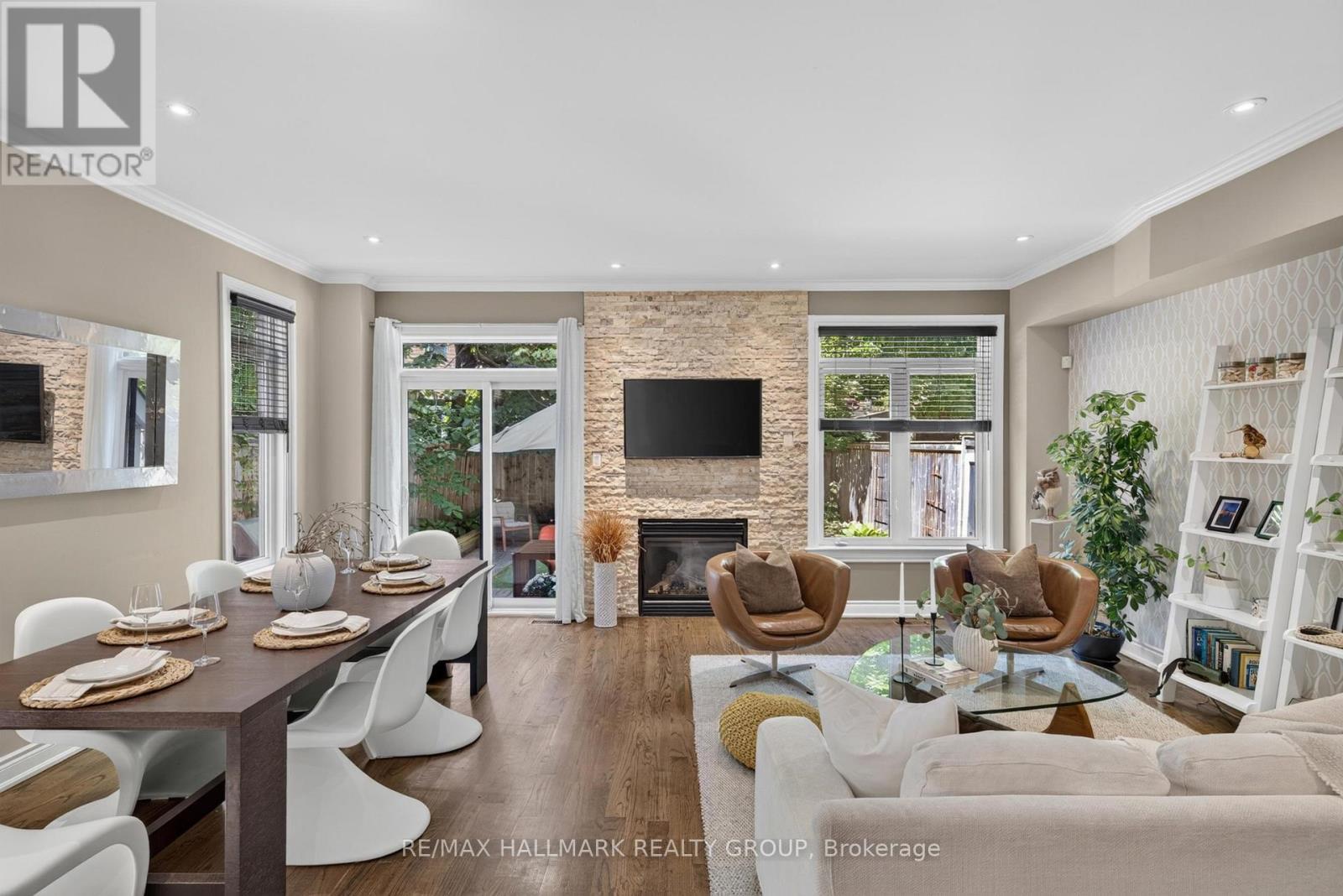 856 Norton Avenue, Ottawa, ON - Indoor With Fireplace