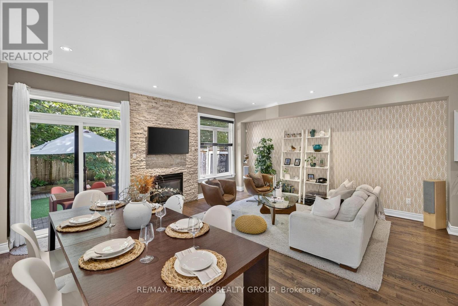 856 Norton Avenue, Ottawa, ON - Indoor With Fireplace