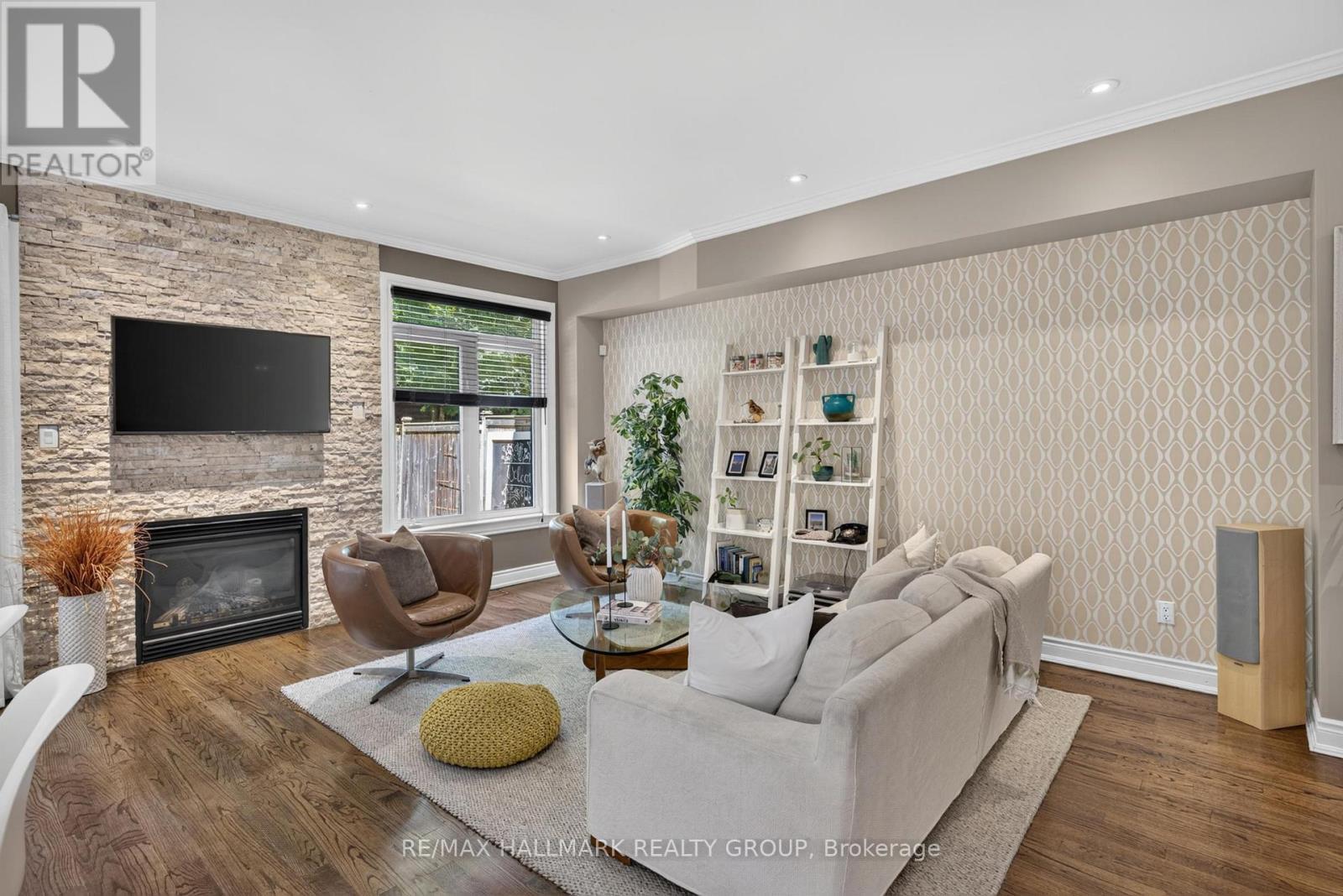856 Norton Avenue, Ottawa, ON - Indoor Photo Showing Living Room With Fireplace