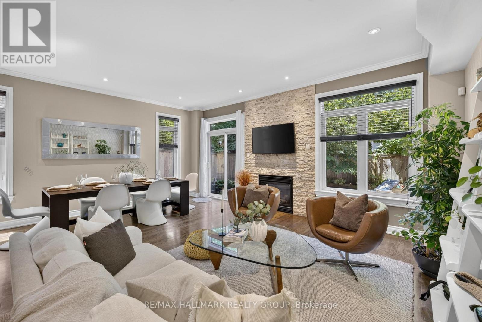 856 Norton Avenue, Ottawa, ON - Indoor Photo Showing Living Room With Fireplace