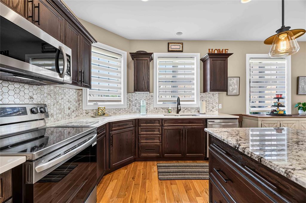 6760 St Andrews Circle, Plympton-Wyoming, ON - Indoor Photo Showing Kitchen With Upgraded Kitchen