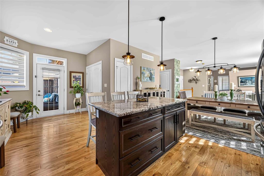 6760 St Andrews Circle, Plympton-Wyoming, ON - Indoor Photo Showing Kitchen With Upgraded Kitchen