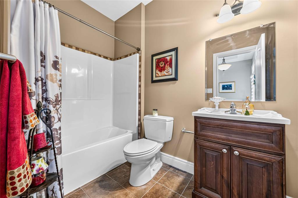6760 St Andrews Circle, Plympton-Wyoming, ON - Indoor Photo Showing Bathroom