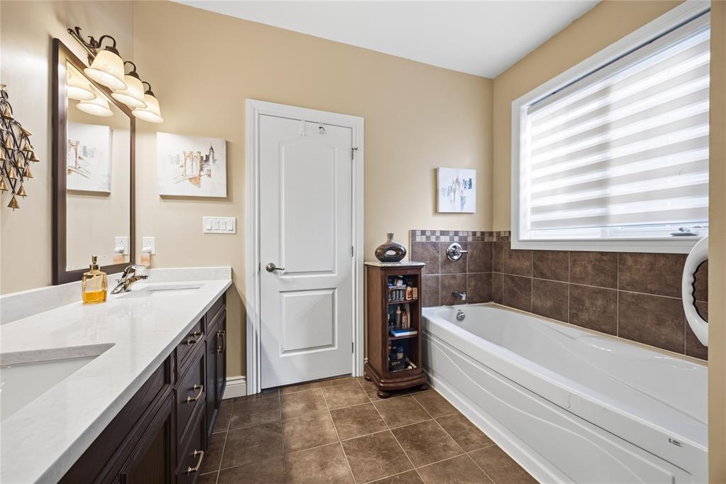 6760 St Andrews Circle, Plympton-Wyoming, ON - Indoor Photo Showing Bathroom