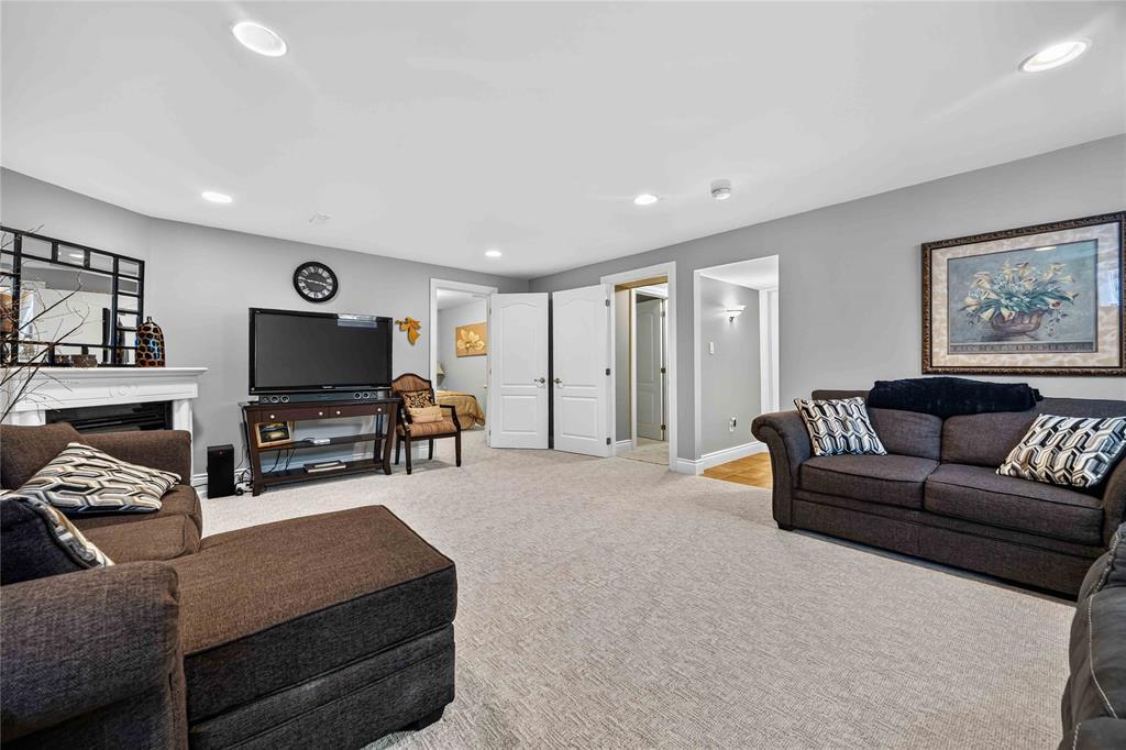 6760 St Andrews Circle, Plympton-Wyoming, ON - Indoor Photo Showing Living Room