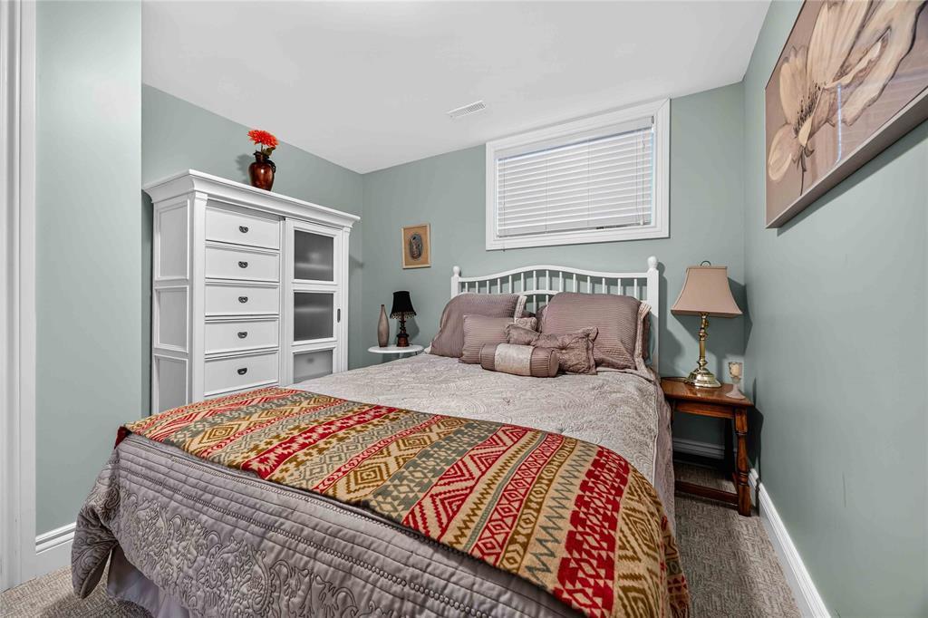 6760 St Andrews Circle, Plympton-Wyoming, ON - Indoor Photo Showing Bedroom