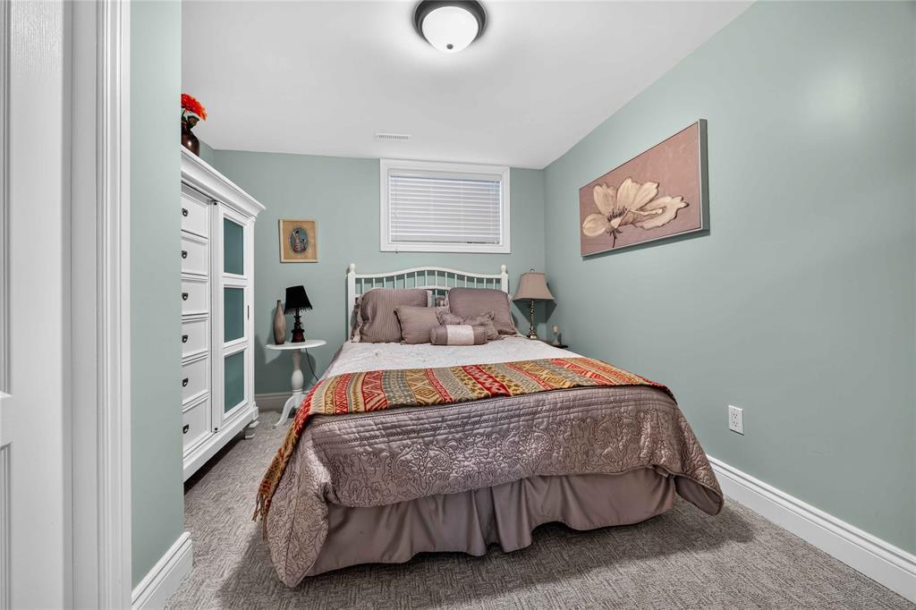 6760 St Andrews Circle, Plympton-Wyoming, ON - Indoor Photo Showing Bedroom