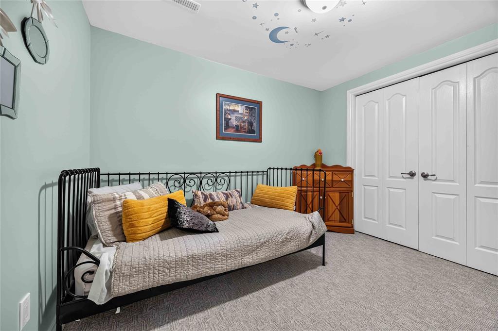 6760 St Andrews Circle, Plympton-Wyoming, ON - Indoor Photo Showing Bedroom
