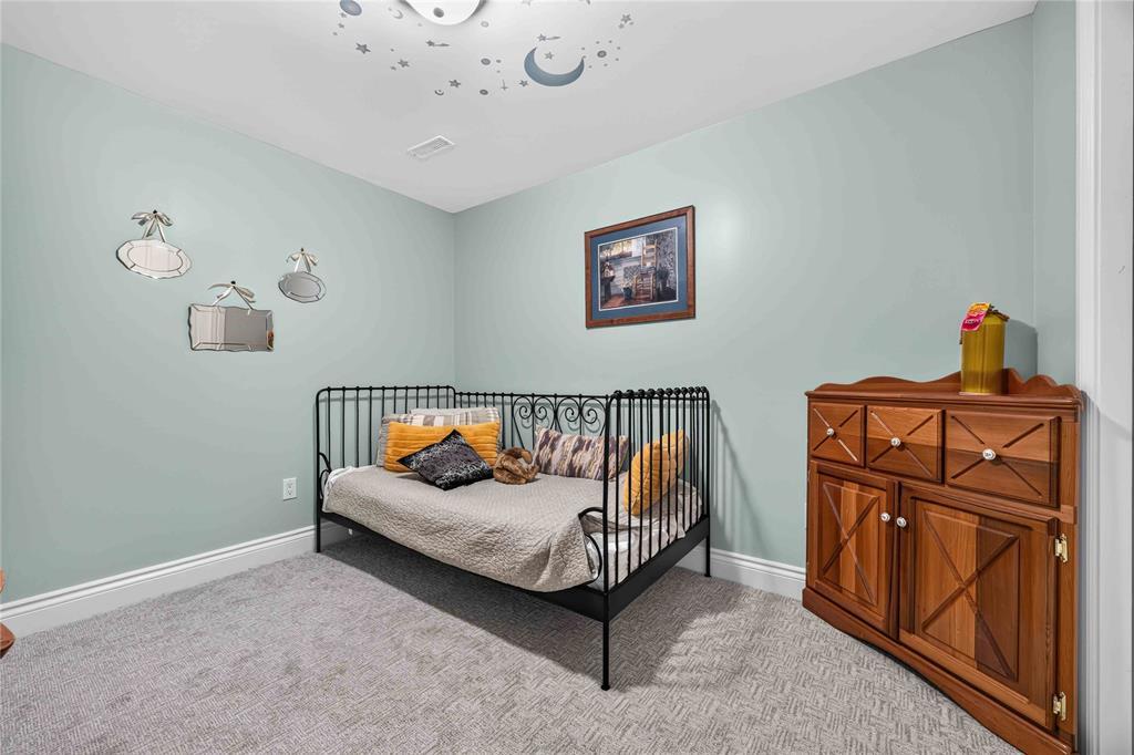 6760 St Andrews Circle, Plympton-Wyoming, ON - Indoor Photo Showing Bedroom