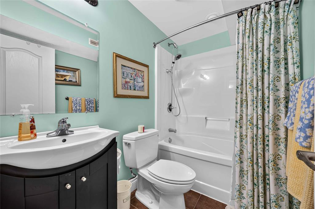 6760 St Andrews Circle, Plympton-Wyoming, ON - Indoor Photo Showing Bathroom