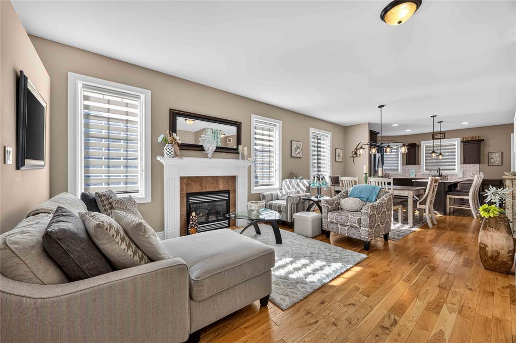 6760 St Andrews Circle, Plympton-Wyoming, ON - Indoor Photo Showing Living Room With Fireplace